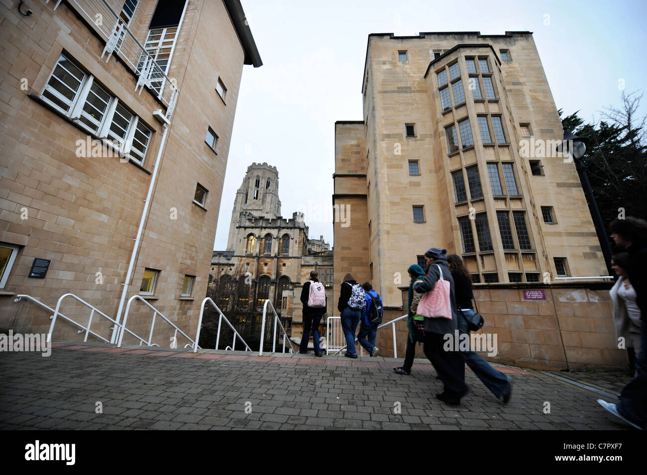 Gli studenti a piedi tra lezioni presso la Bristol University Gen 2009 Foto Stock