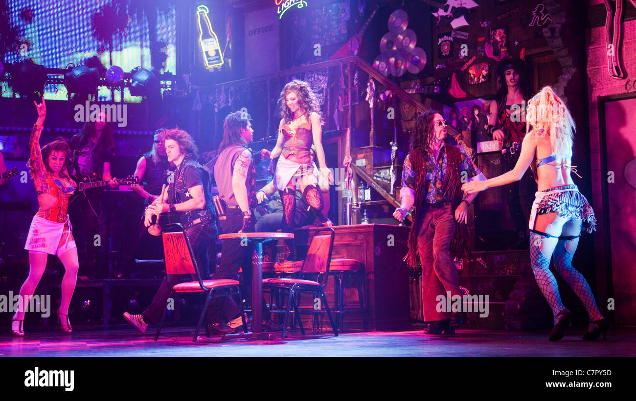 'Rock of Ages, il Musical' in esecuzione a Shaftesbury Theatre. Justin Lee Collins, al centro a destra Foto Stock