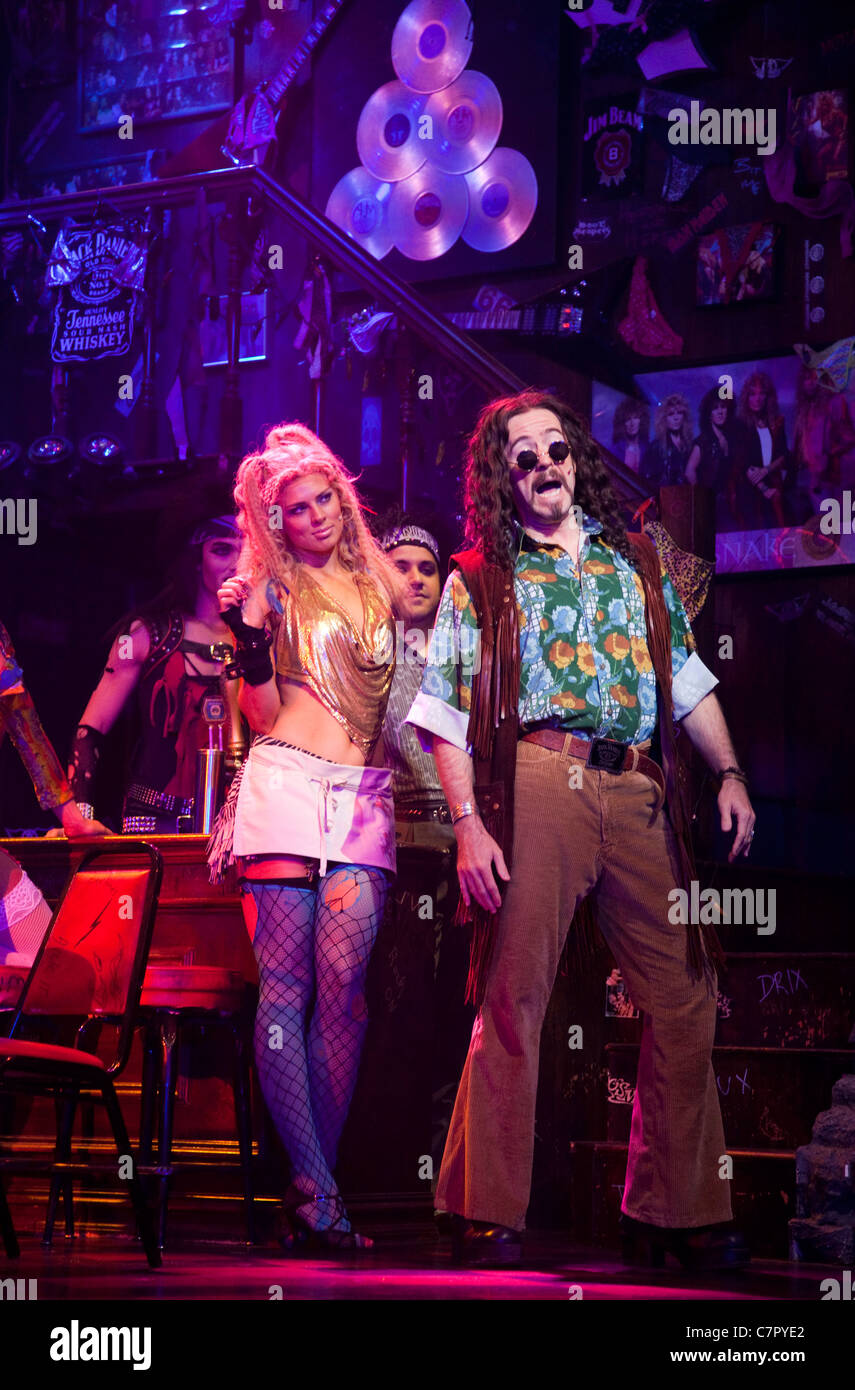 'Rock of Ages, il Musical' in esecuzione a Shaftesbury Theatre. Justin Lee Collins, a destra. Foto Stock