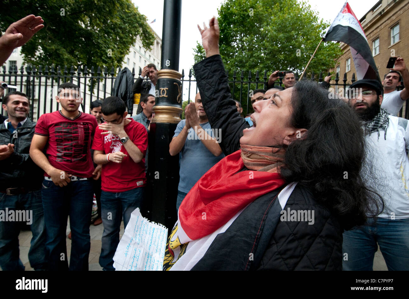 Siri che protestavano per il cambio di regime a Downing Street Londra Centrale Settembre 2011 Foto Stock