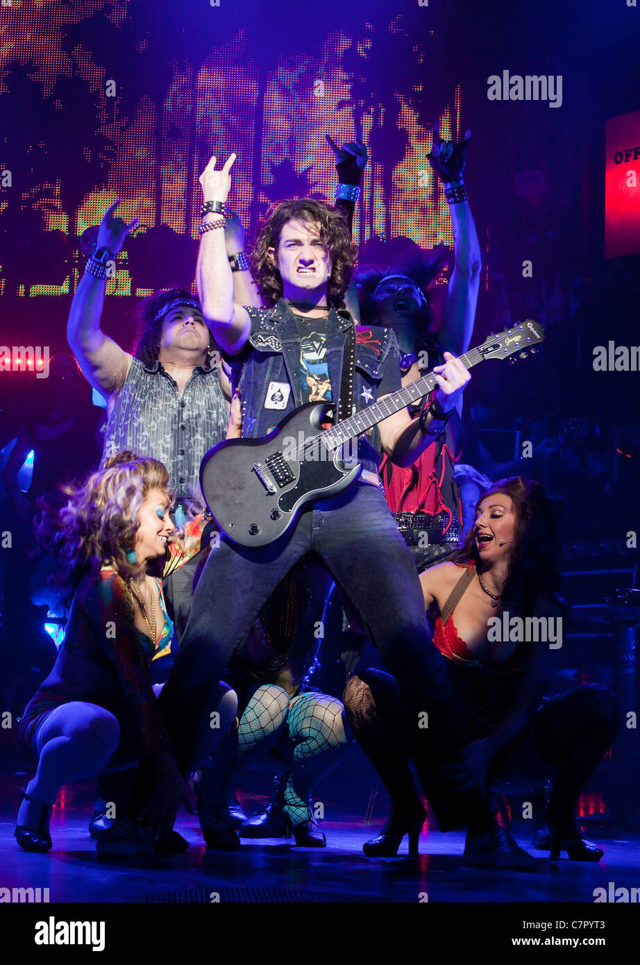 'Rock of Ages, il Musical' in esecuzione a Shaftesbury Theatre. Oliver Tompsett, centro Foto Stock