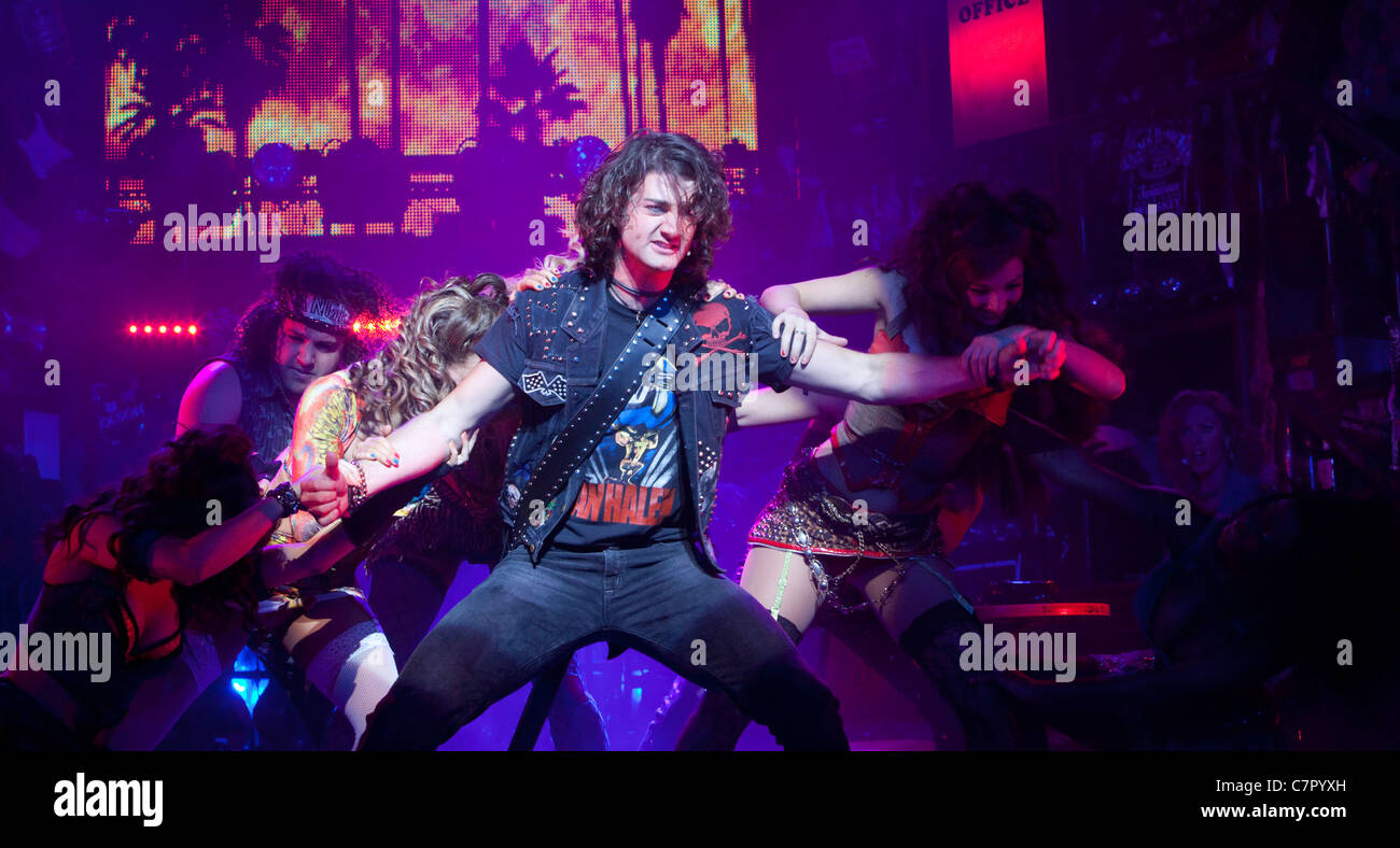 'Rock of Ages, il Musical' in esecuzione a Shaftesbury Theatre. Oliver Tompsett, centro Foto Stock