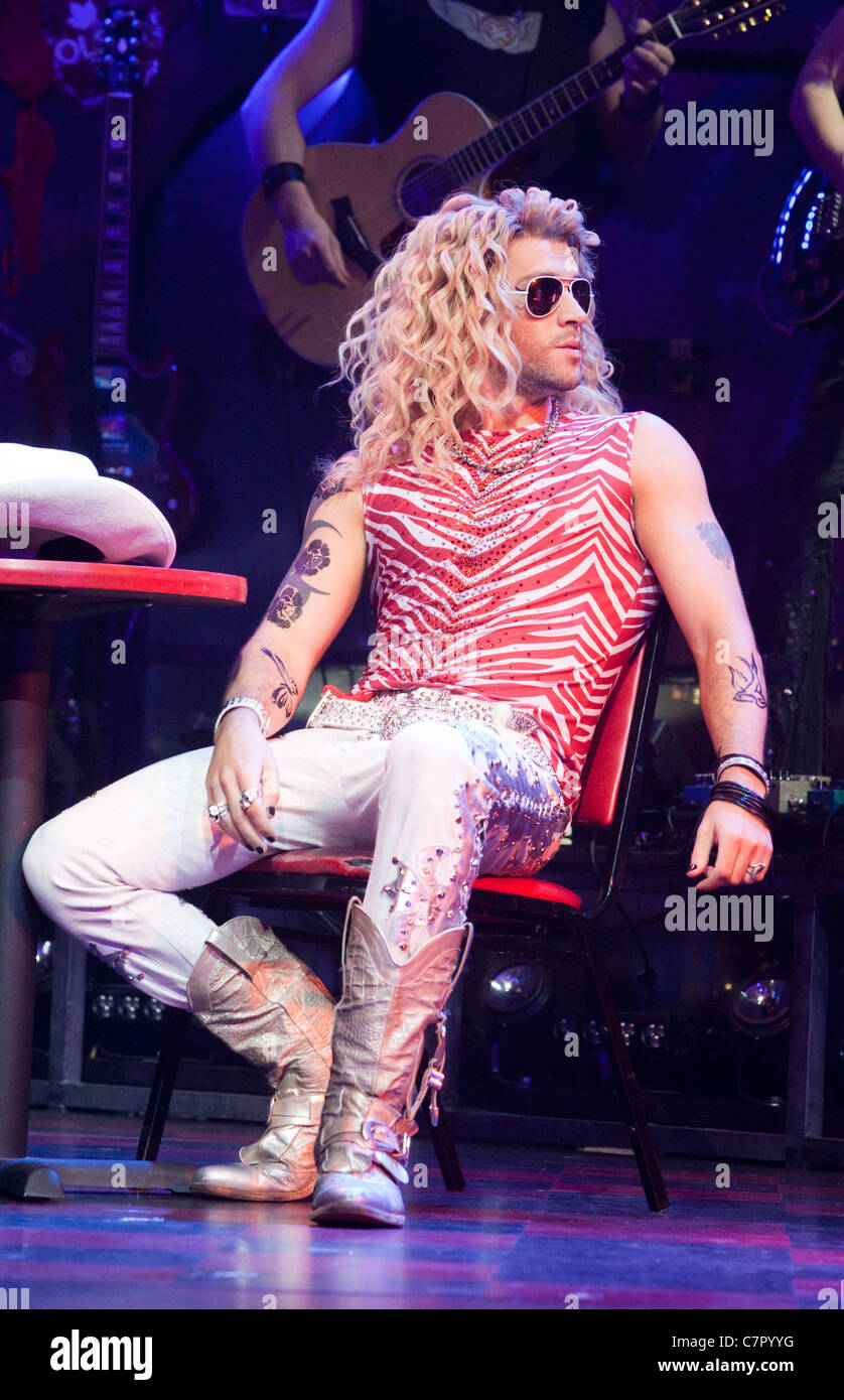 'Rock of Ages, il Musical' in esecuzione a Shaftesbury Theatre. Shayne Ward. Foto Stock