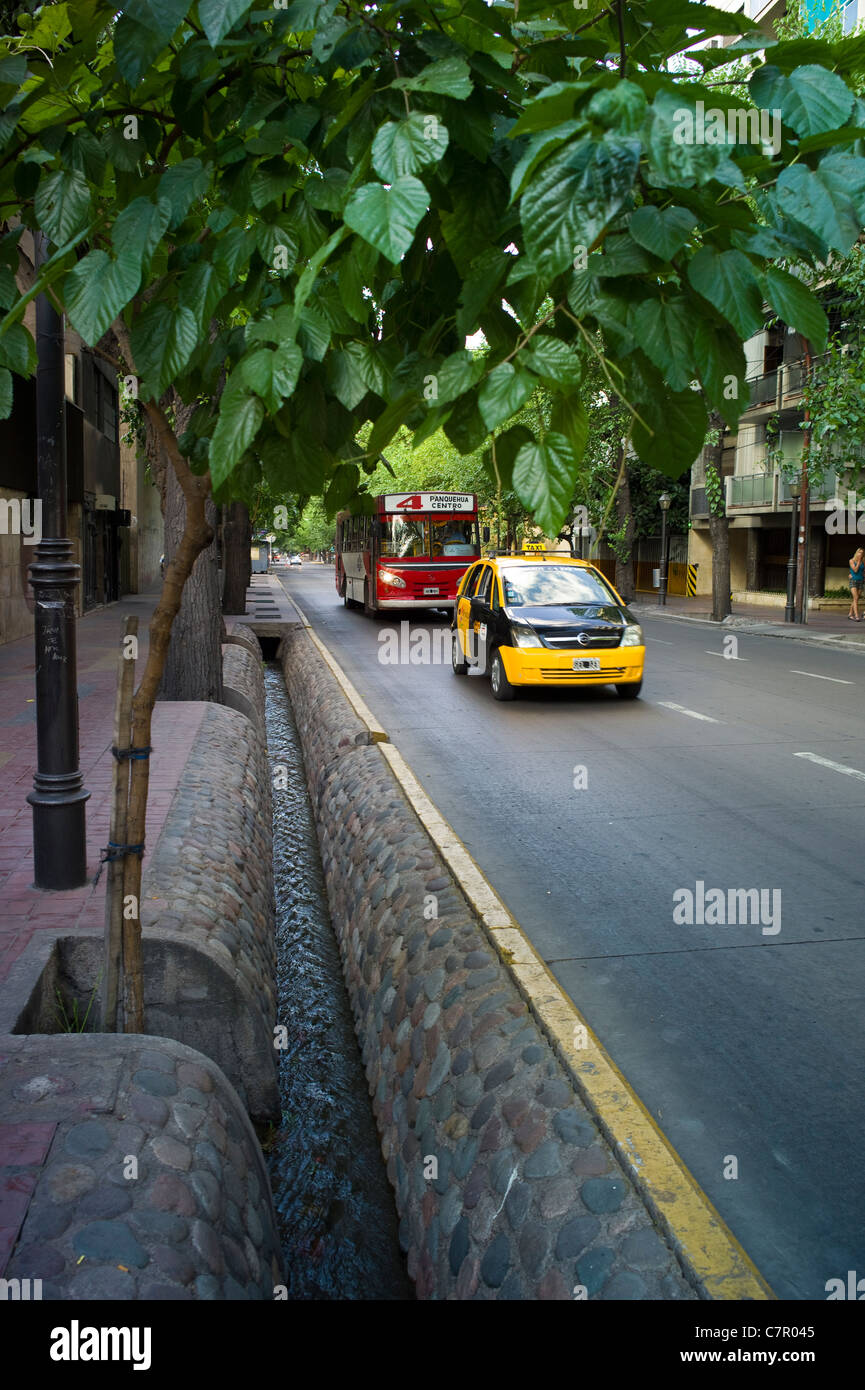Canale di irrigazione nel centro di Mendoza, Argentina Foto Stock