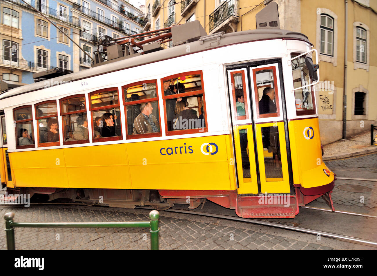 Il portogallo Lisbona: storico tram No. 28 attraversando l'Alfama Foto Stock