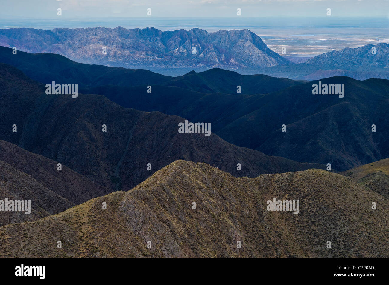 Le creste delle Ande con le pianure di Argentina a soffietto Foto Stock