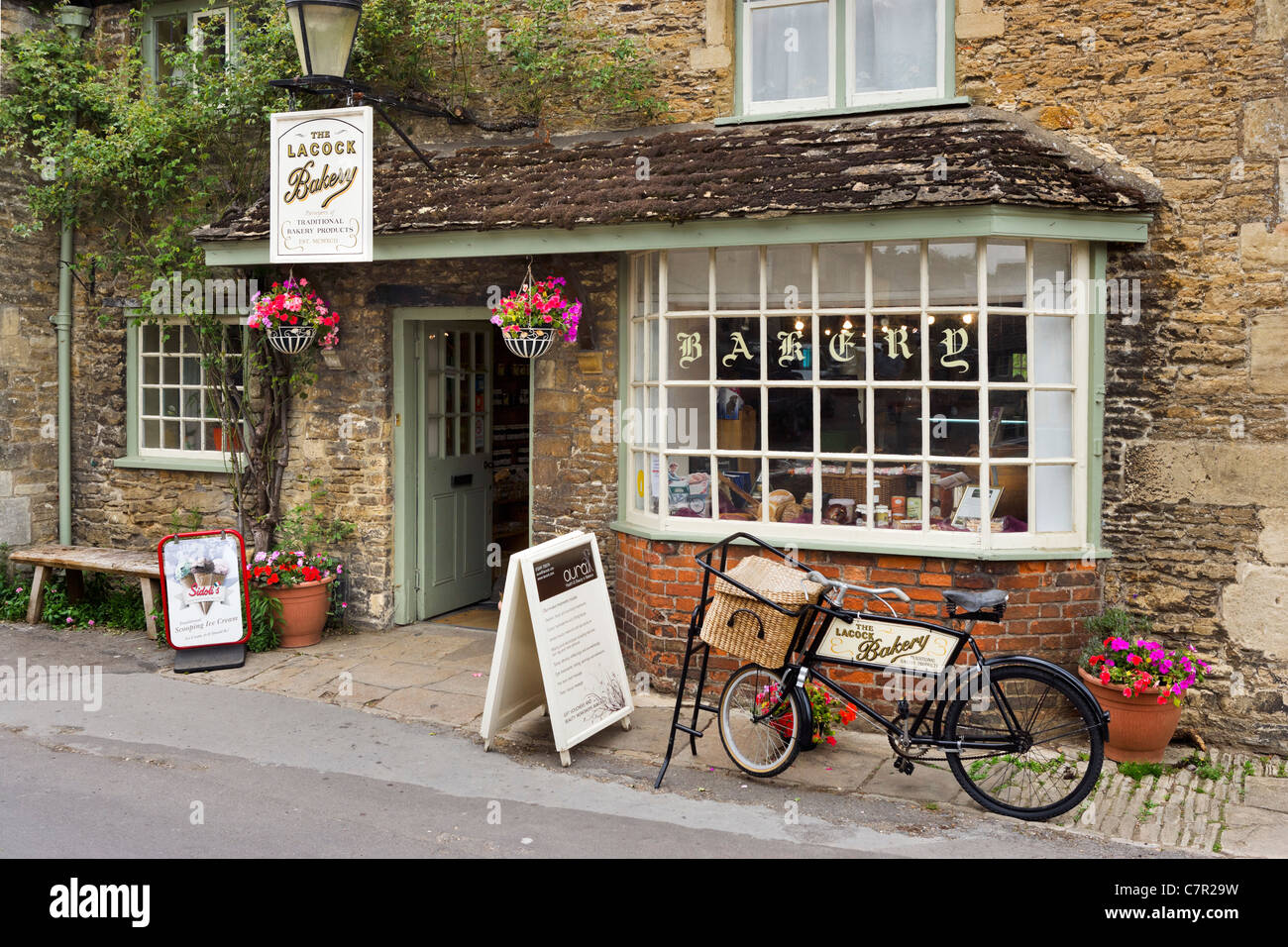 Il Lacock Bakery su Church Street nel centro del pittoresco villaggio di Lacock, vicino a Chippenham, Wiltshire, Inghilterra, Regno Unito Foto Stock