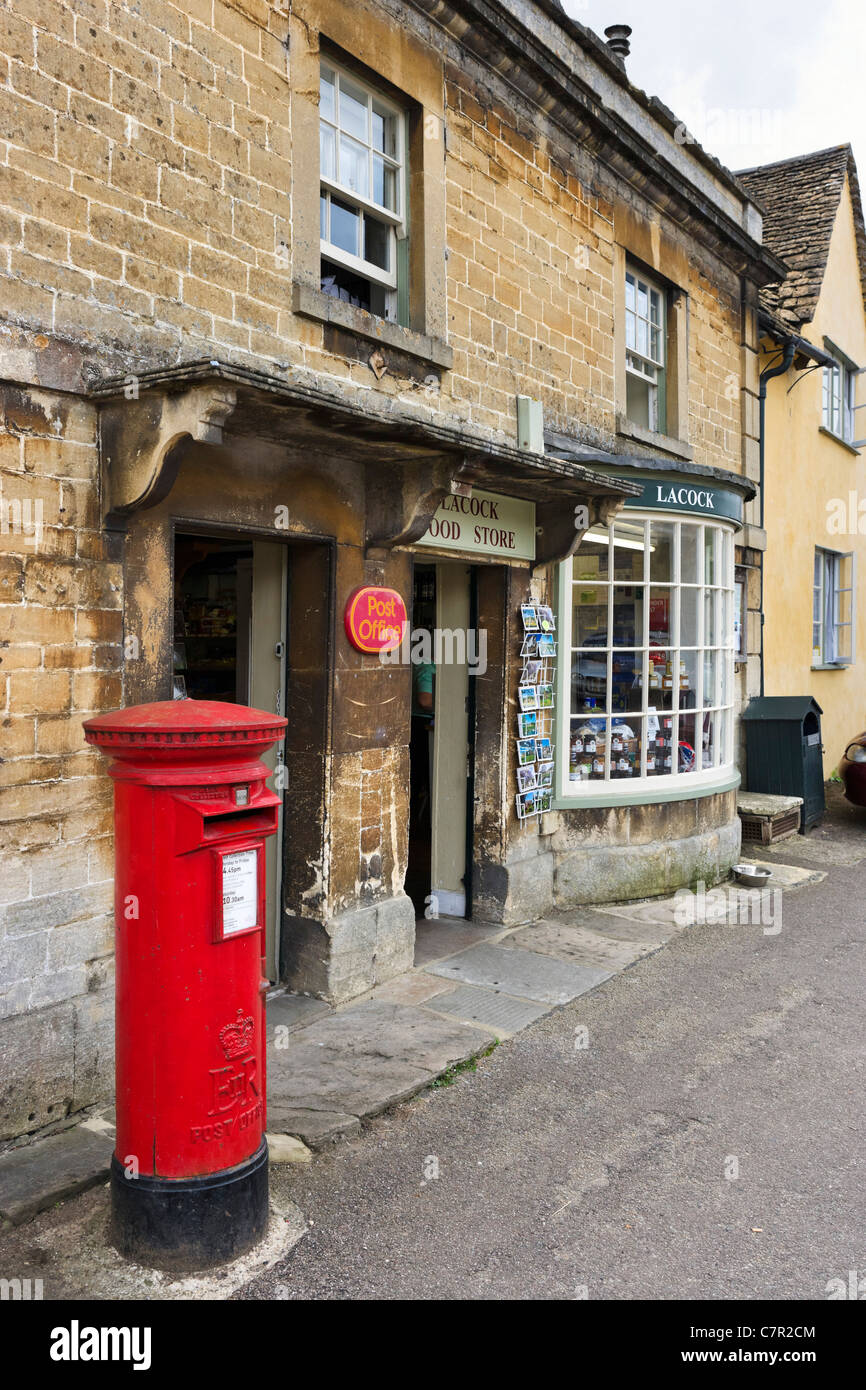 Ufficio postale e un negozio di alimentari nel centro del pittoresco villaggio di Lacock, vicino a Chippenham, Wiltshire, Inghilterra, Regno Unito Foto Stock