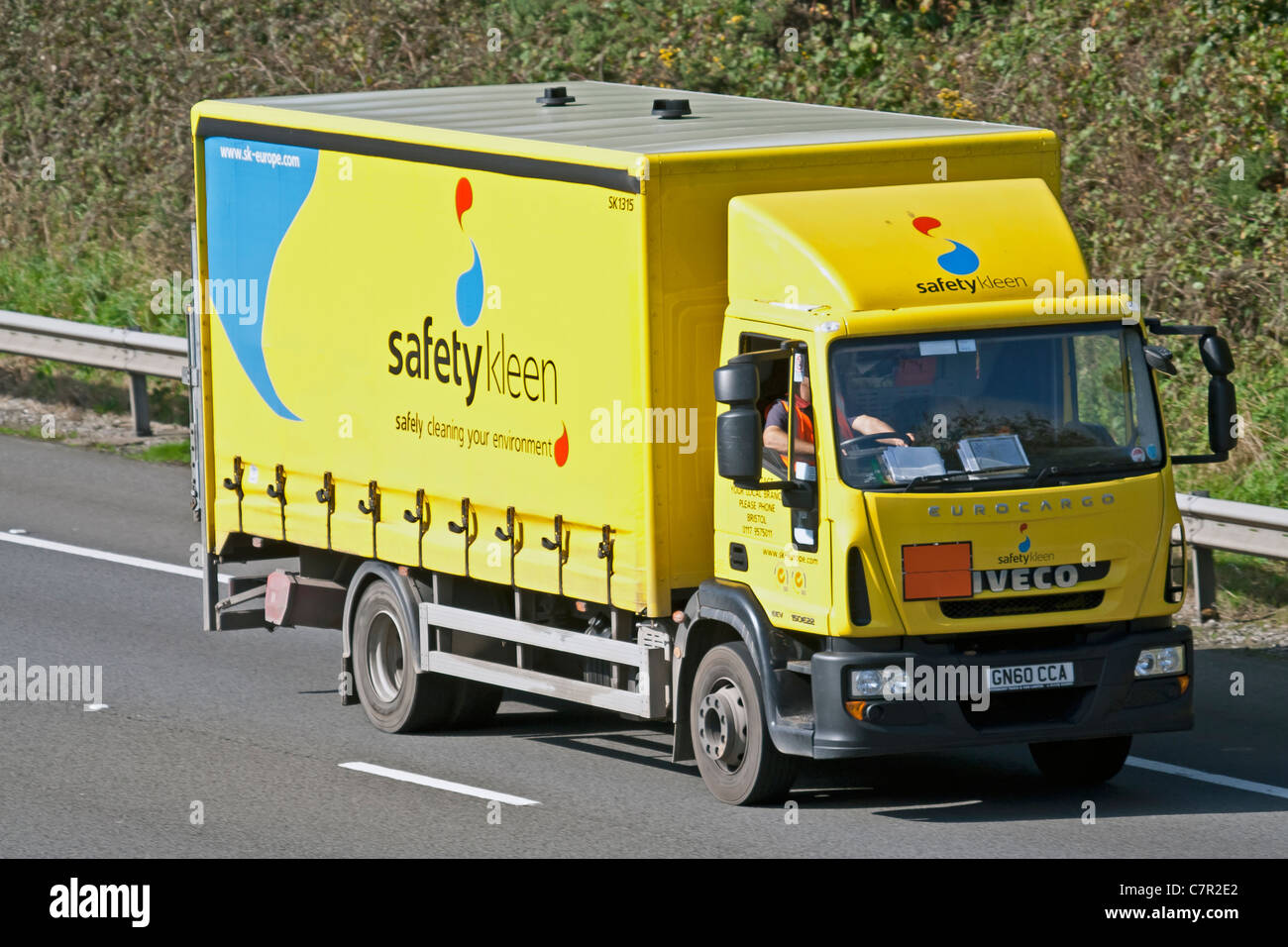 L'autocarro Safety Kleen Iveco, visto sull'autostrada M4 nel Galles del Sud, viene utilizzato per trasportare in sicurezza materiali pericolosi. Il suo design giallo contribuisce a migliorare la visibilità e a garantire la sicurezza durante il trasporto su strade trafficate. Foto Stock