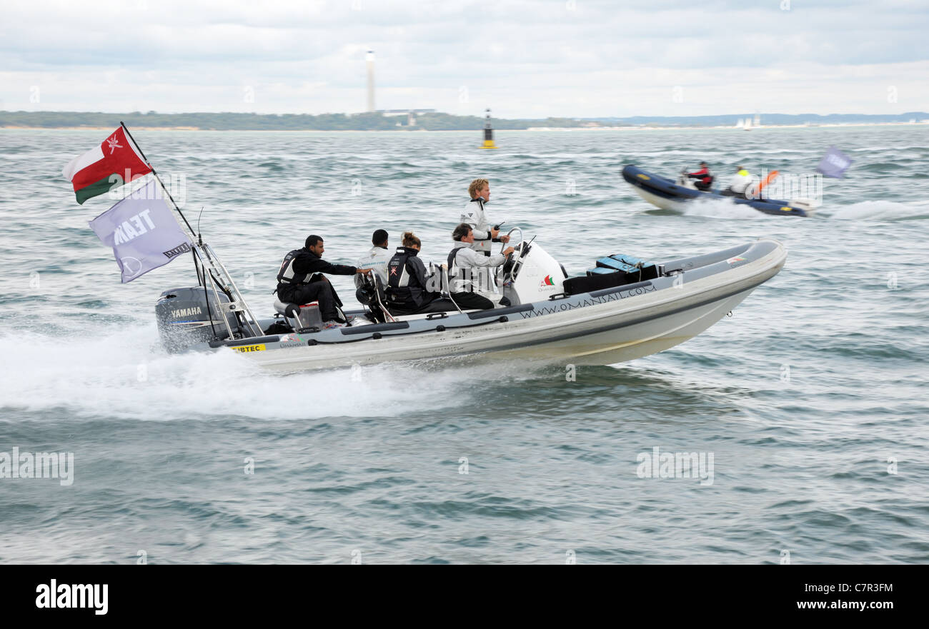 Una barca rigida gonfiabile (nervatura) ad alta velocità durante la regata Cowes. La nervatura è stata una gara per il Oman racing team. Foto Stock
