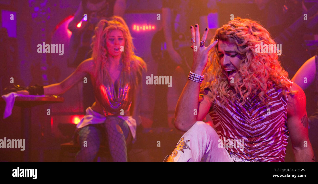 'Rock of Ages, il Musical' in esecuzione a Shaftesbury Theatre. Shayne Ward, destra. Foto Stock