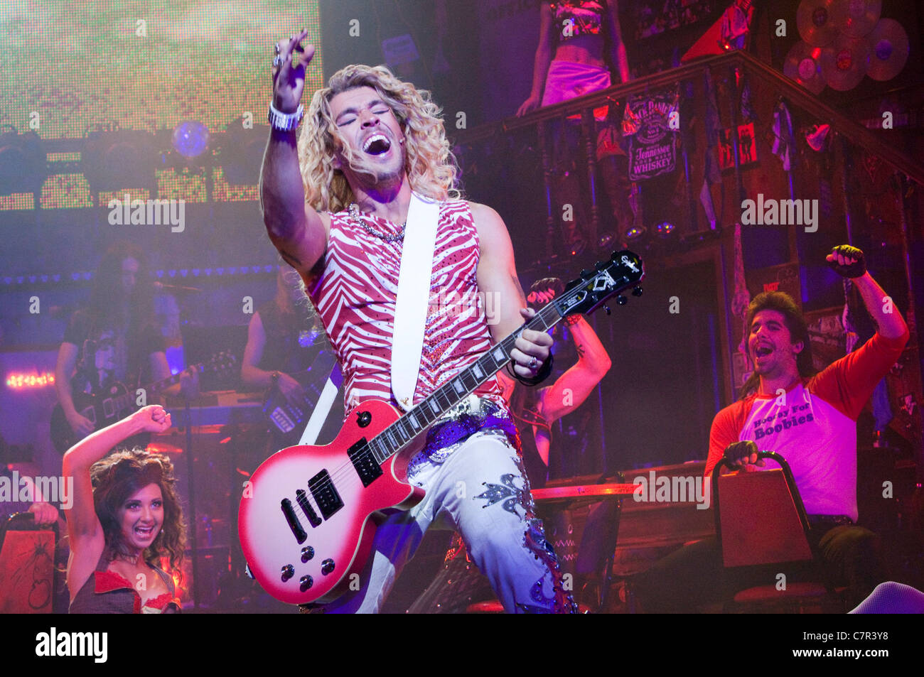 'Rock of Ages, il Musical' in esecuzione a Shaftesbury Theatre. Shayne Ward, centro. Foto Stock