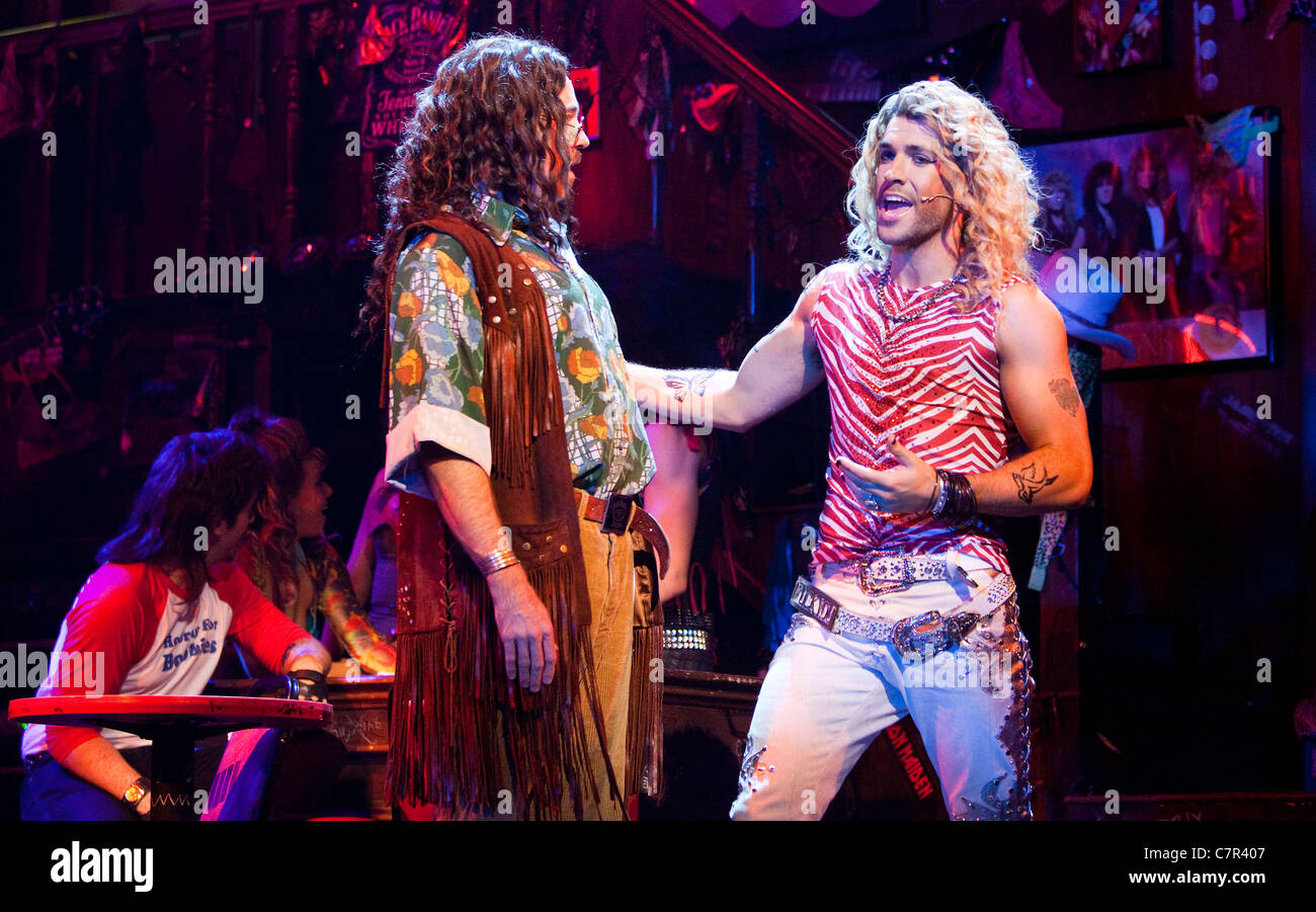 'Rock of Ages, il Musical' in esecuzione a Shaftesbury Theatre. Justin Lee Collins e Shayne Ward, da sinistra Foto Stock