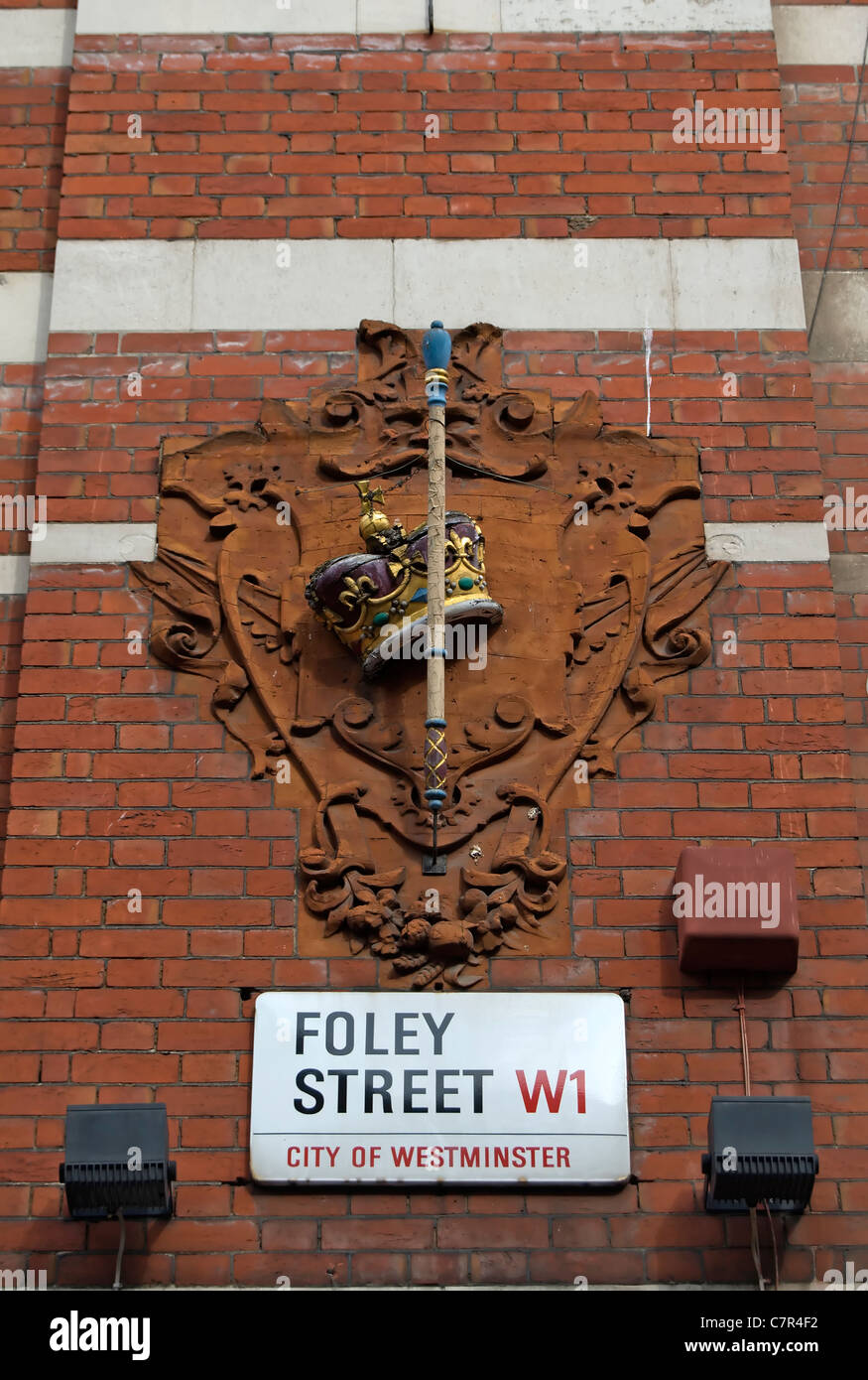 Montato a parete corona e scettro segnando il pub di quel nome sulla strada di foley, Fitzrovia, Londra, Inghilterra Foto Stock