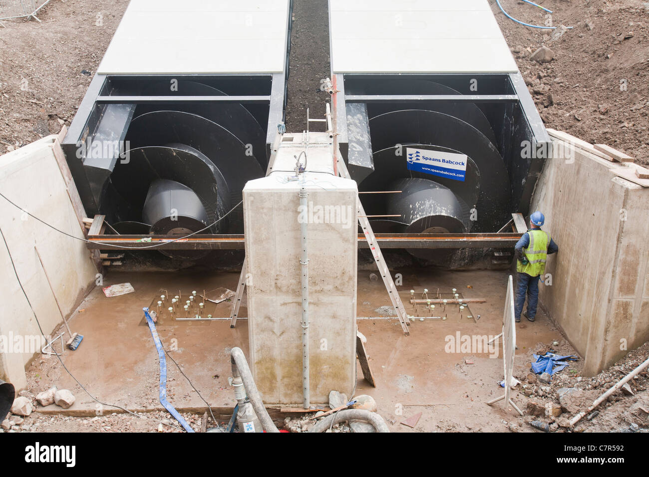 I lavori di costruzione del raccordo di due viti di Archimede su un nuovo idro elettrica progetto sul fiume Leven, a basso legno Foto Stock