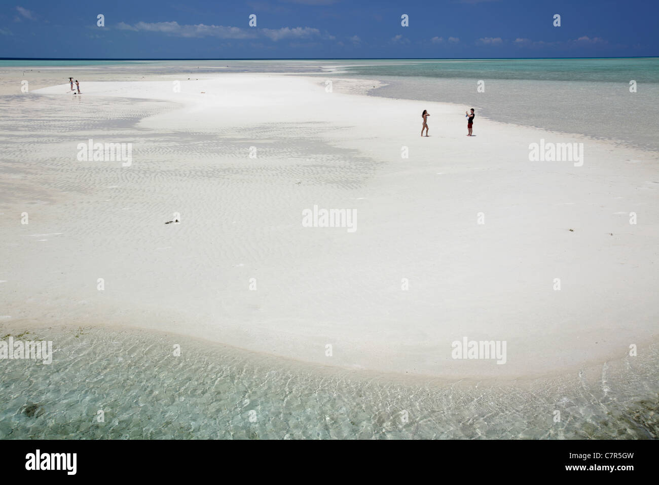 La gente sulla immacolata spiaggia di Isola Kapalai, Borneo Malaysia Foto Stock