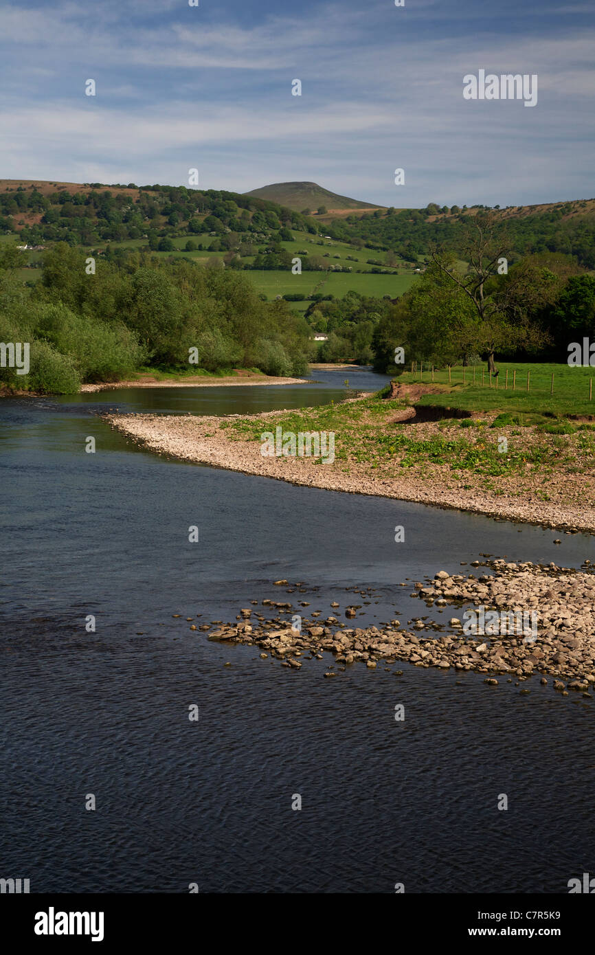 Il fiume Usk a Abergavenny con Pen y Fal in background Foto Stock