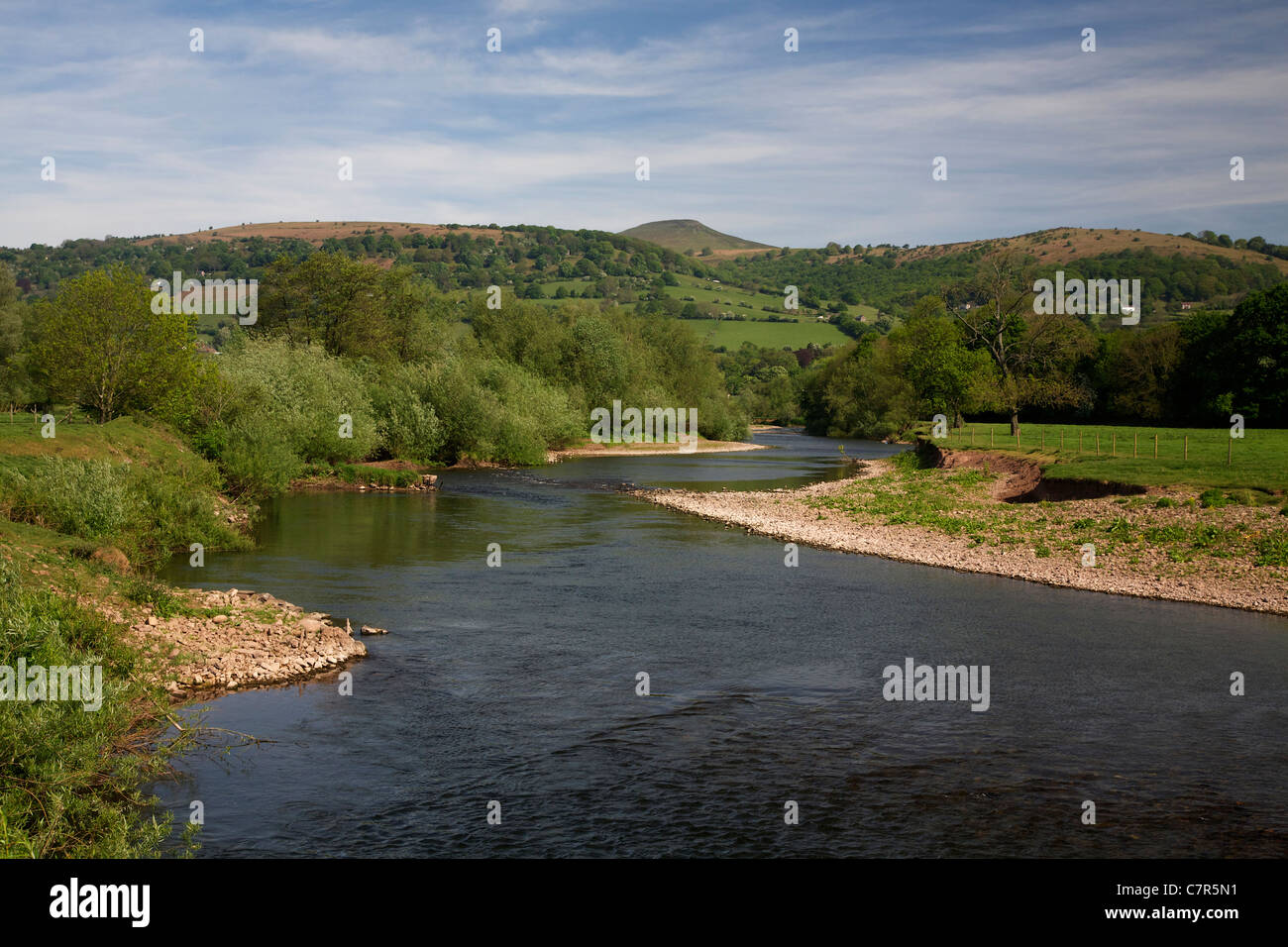 Il fiume Usk a Abergavenny con Pen y Fal in background Foto Stock