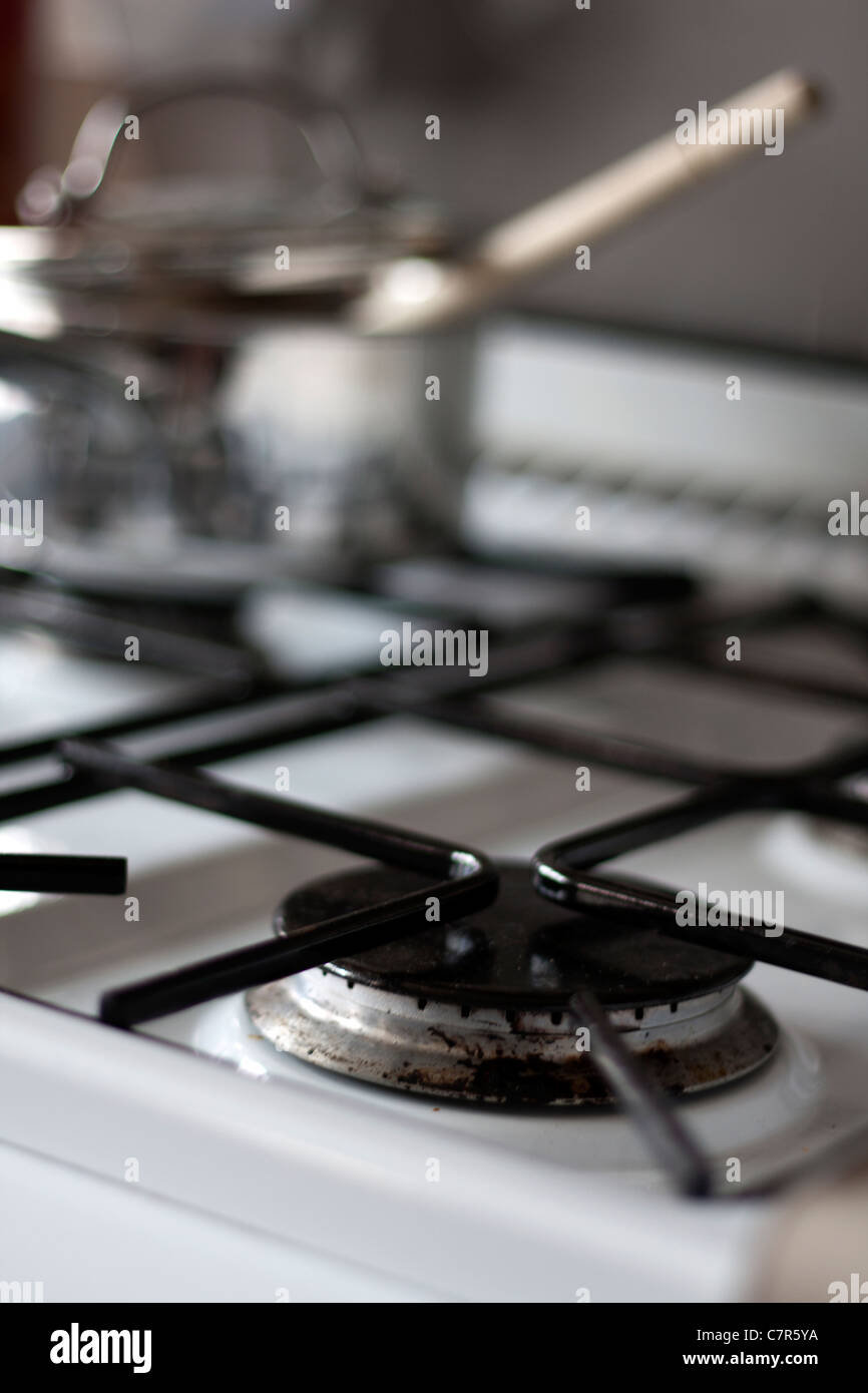 Una casseruola di acciaio inox su un piano cottura a gas a cucinare usando gas energia. Foto Stock