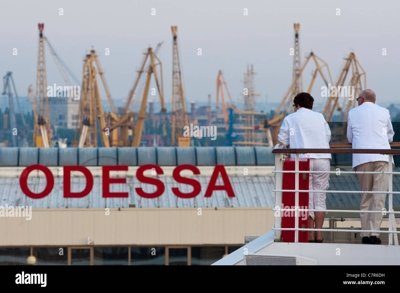 I passeggeri di una nave da crociera di guardare fuori del porto di Odessa, Ucraina. Foto Stock