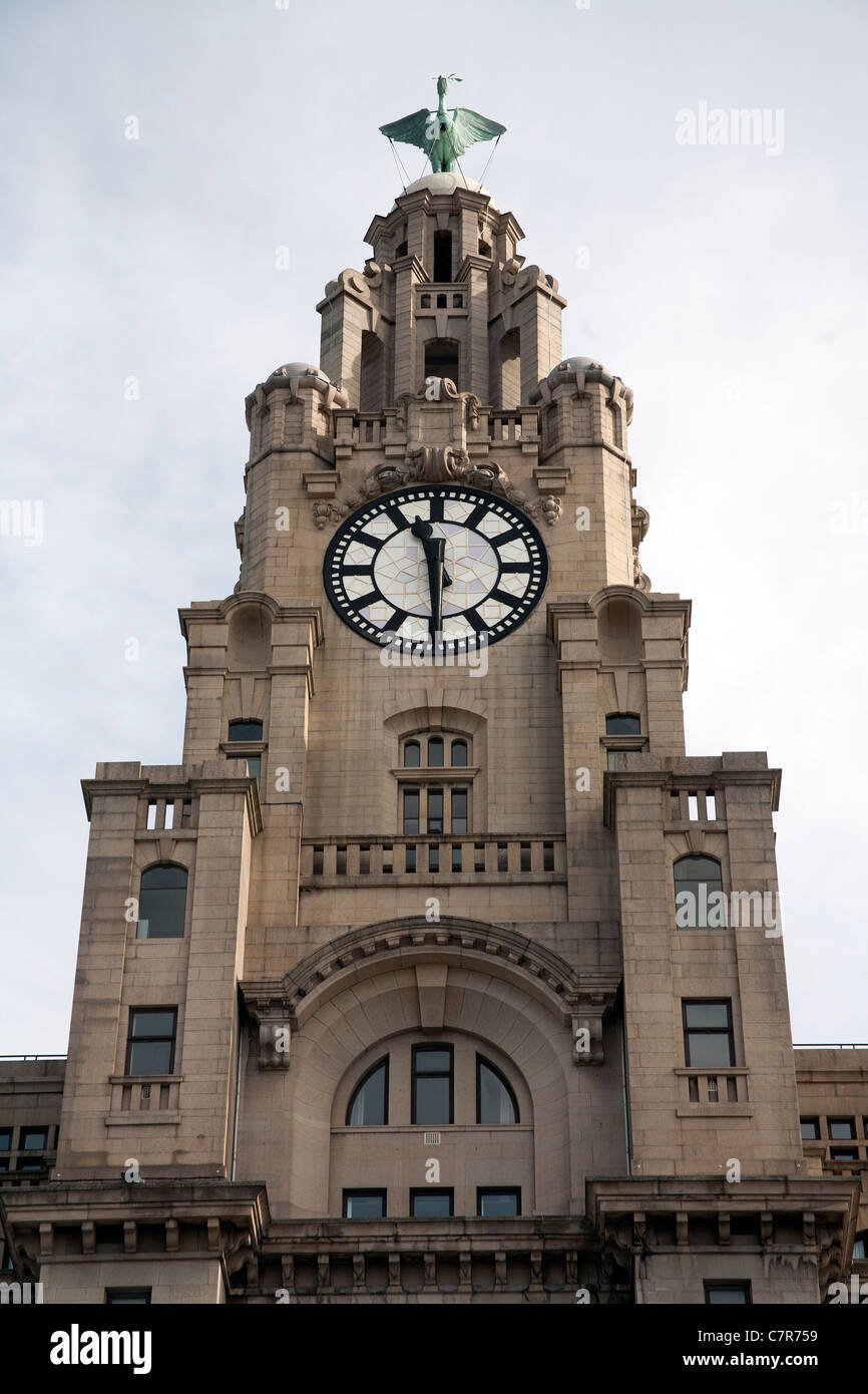 L'orologio e fegato bird sul Royal Liver Building, Pier Head, Liverpool Foto Stock