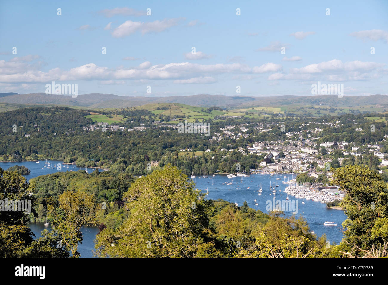 Windermere. Parco Nazionale del Distretto dei Laghi, Cumbria, Inghilterra. N.E. su Belle Isle a Bowness on Windermere dal di sopra lontano Sawrey Foto Stock