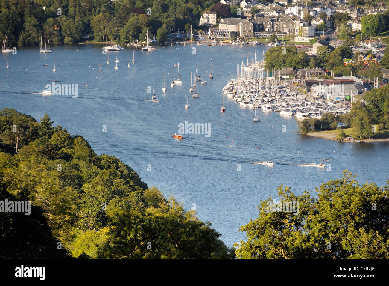 Windermere. Parco Nazionale del Distretto dei Laghi, Cumbria, Inghilterra. Oltre N.E. Bowness on Windermere ormeggi delle barche da sopra lontano Sawrey Foto Stock