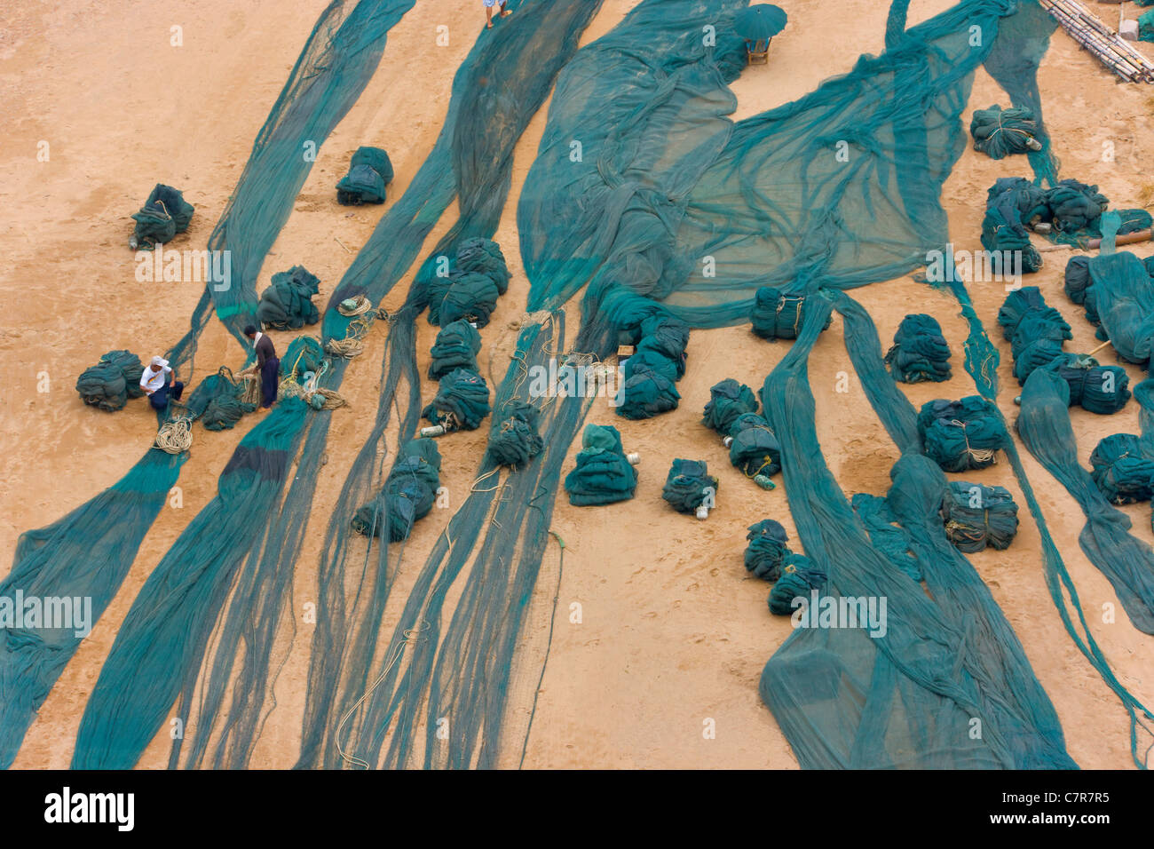 Riparazione di reti da pesca sulla spiaggia a est dal Mar Cinese Orientale, Xiapu, provincia del Fujian, Cina Foto Stock