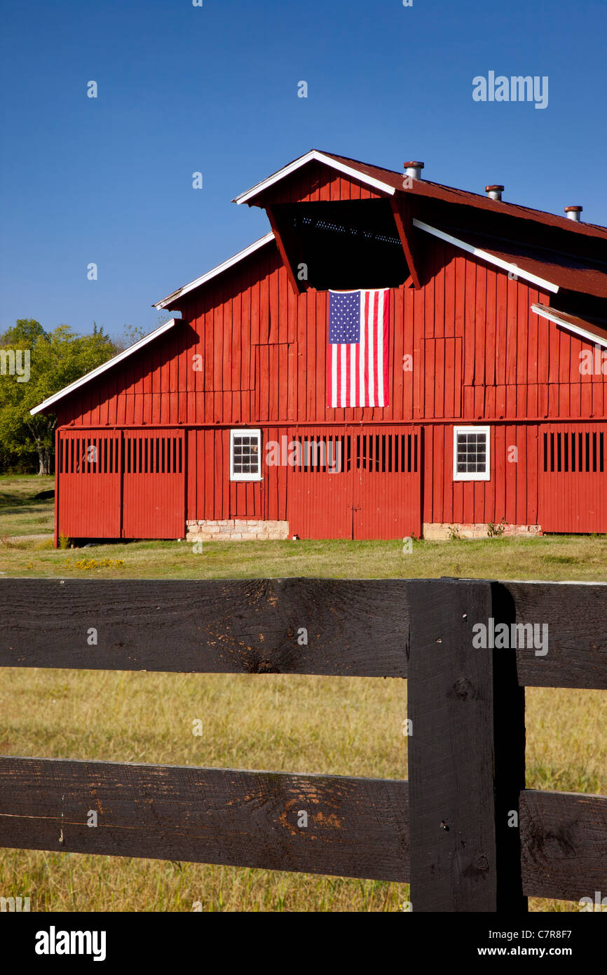 Granaio rosso con bandiera americana vicino a Franklin nel Tennessee Foto Stock