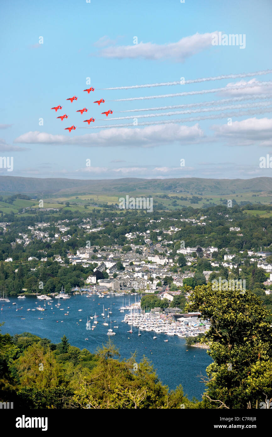 Le frecce rosse Royal Air Force Aerobatic Team fly loro diamante nove marchio formazione al di sopra Bowness. Windermere Air Festival, REGNO UNITO Foto Stock