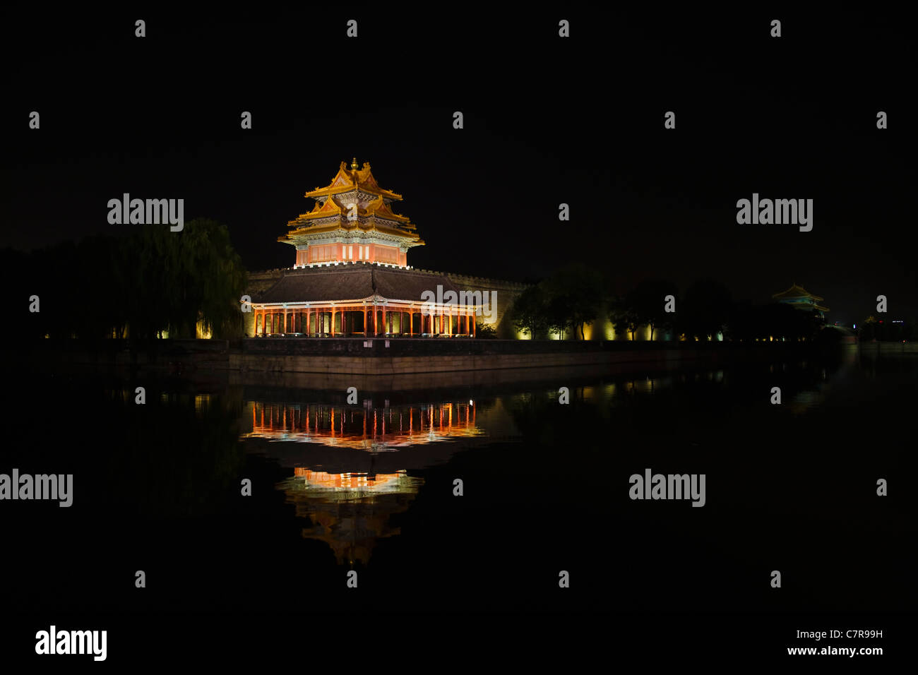 Vista notturna della torre angolare con la riflessione nel fossato, Città Proibita a Pechino, Cina Foto Stock