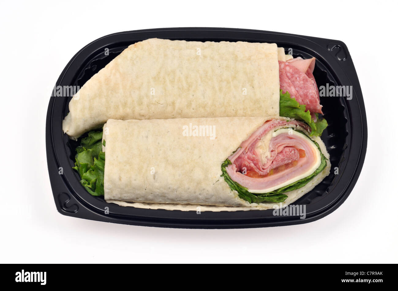 Sandwich italiano wrap tagliato a metà sulla piastra nera su sfondo bianco. Stati Uniti d'America. Foto Stock