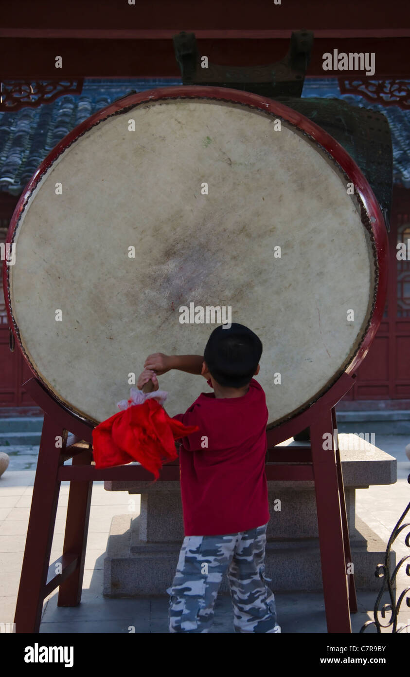 Ragazzo battendo il tamburo nel Tempio di Confucio, Nanjing, provincia dello Jiangsu, Cina Foto Stock