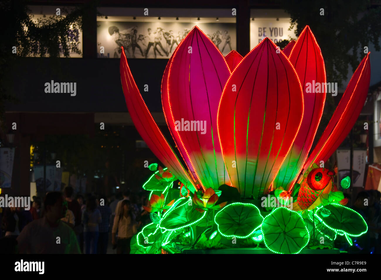 Vista notturna di fiore di loto lanterna nel Tempio di Confucio Square, Nanjing, provincia dello Jiangsu, Cina Foto Stock