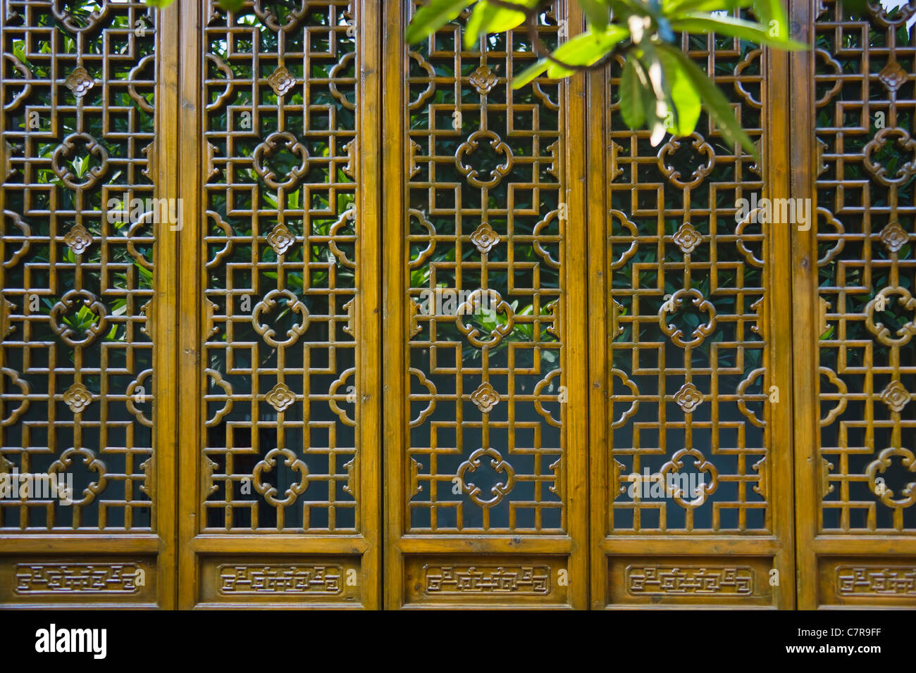 Schermo di legno porta, Geyuan giardino, Yangzhou, Jiangsu, Cina Foto Stock
