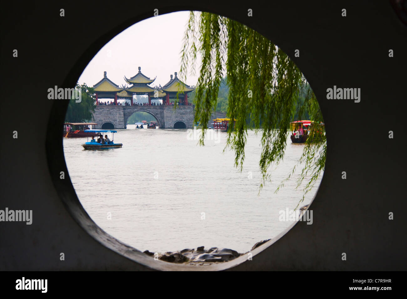 Vista di Slim Lago Ovest (Shouxihu) attraverso la porta la luna, Yangzhou, provincia dello Jiangsu, Cina Foto Stock