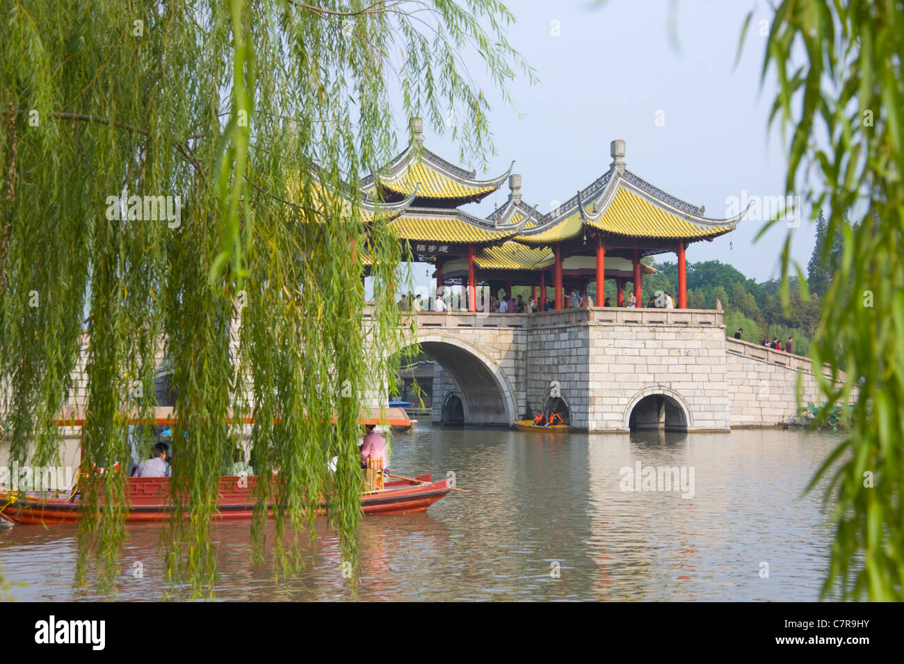 Lotus Bridge (chiamato anche Cinque Pagoda) ponte su Slim Lago Ovest (Shouxihu), Yangzhou, provincia dello Jiangsu, Cina Foto Stock