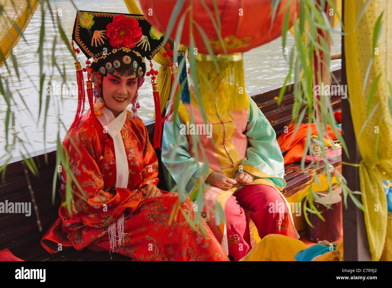 Il canto Yangzhou locale in stile opera sulla barca, Slim Lago Ovest (Shouxihu), Yangzhou, provincia dello Jiangsu, Cina Foto Stock