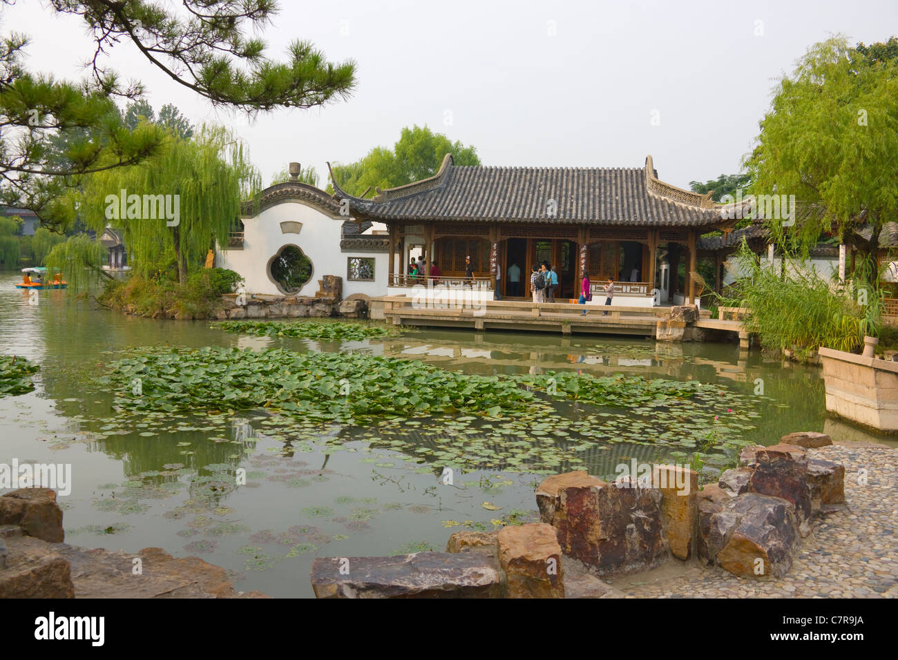 Padiglione su Slim Lago Ovest (Shouxihu), Yangzhou, Jiangsu, Cina Foto Stock