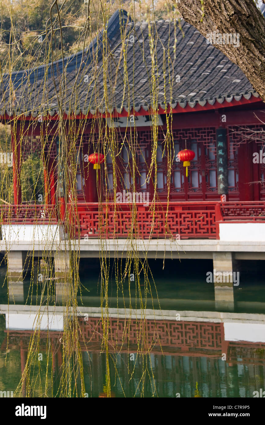 Architettura tradizionale con un laghetto in giardino Daguanyuan, Shanghai in Cina Foto Stock