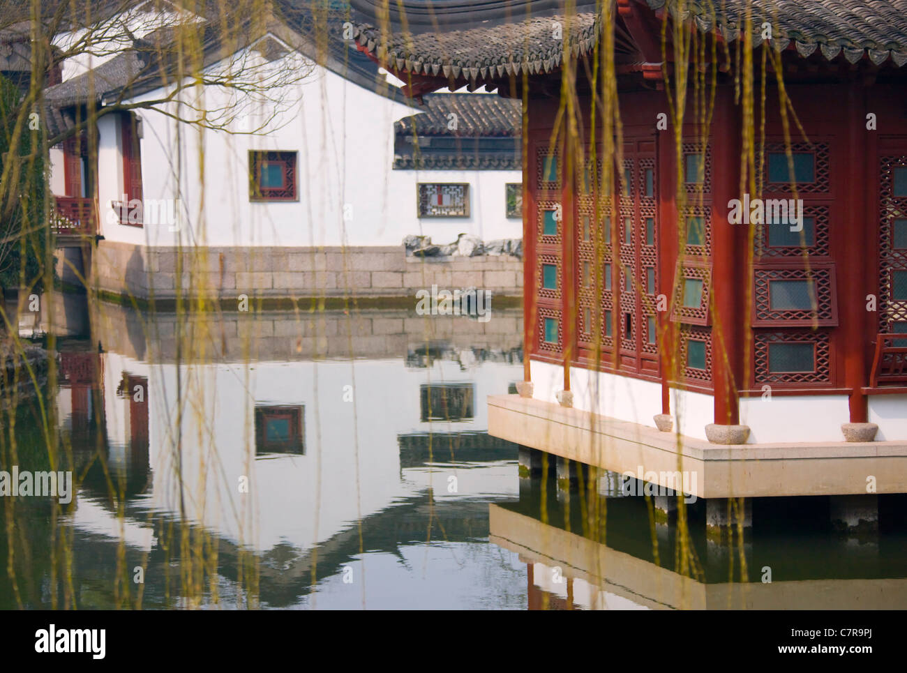 Architettura tradizionale con un laghetto in giardino Daguanyuan, Shanghai in Cina Foto Stock