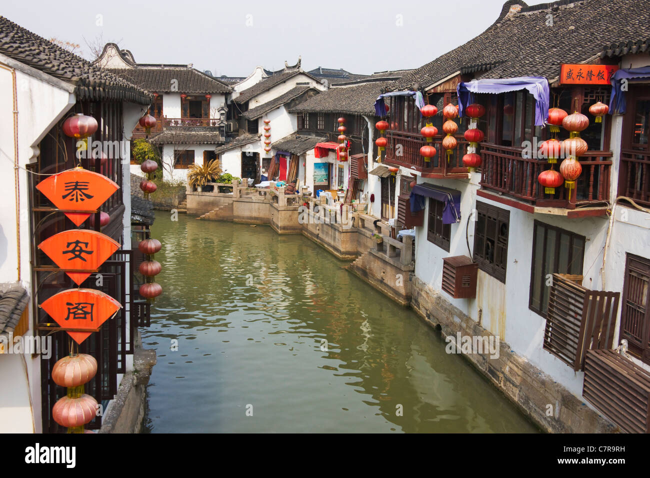 Case tradizionali lungo il Canal Grande in città d'acqua, Zhujiajiao, Shanghai, Cina Foto Stock