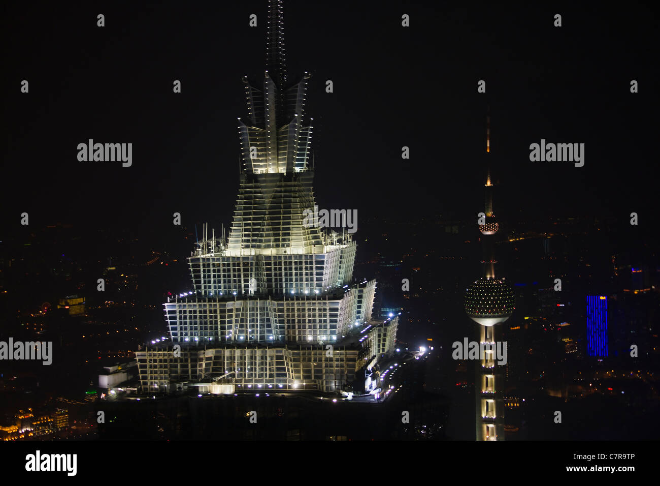 Vista notturna della skyline dominato da Jinmao Building e la Oriental Pearl TV Tower, Shanghai, Cina Foto Stock