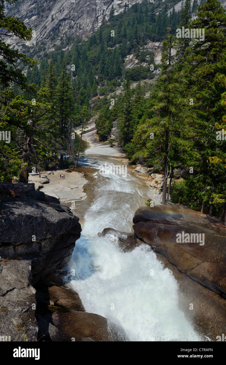 Acqua correre tra un divario tra le rocce. Parco Nazionale di Yosemite in California, Stati Uniti d'America. Foto Stock