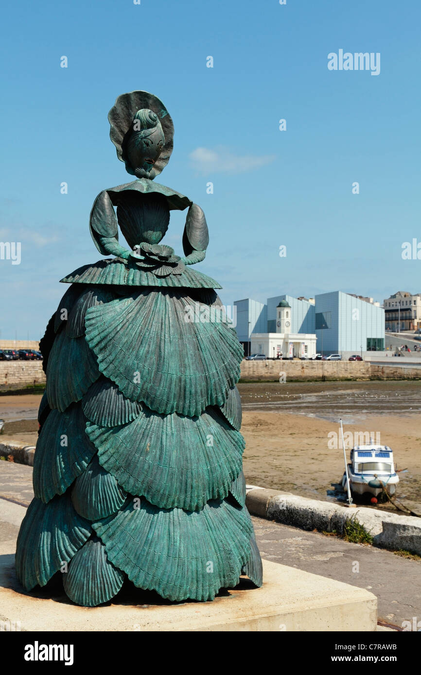 Stand, la Shell Lady of Margate, scultura in bronzo, Galleria d'Arte Contemporanea Turner, The Stone Pier, Margate, Kent, Regno Unito Foto Stock