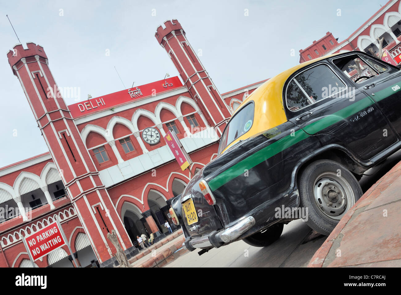 Vintage taxi al di fuori della stazione di Old Delhi Foto Stock