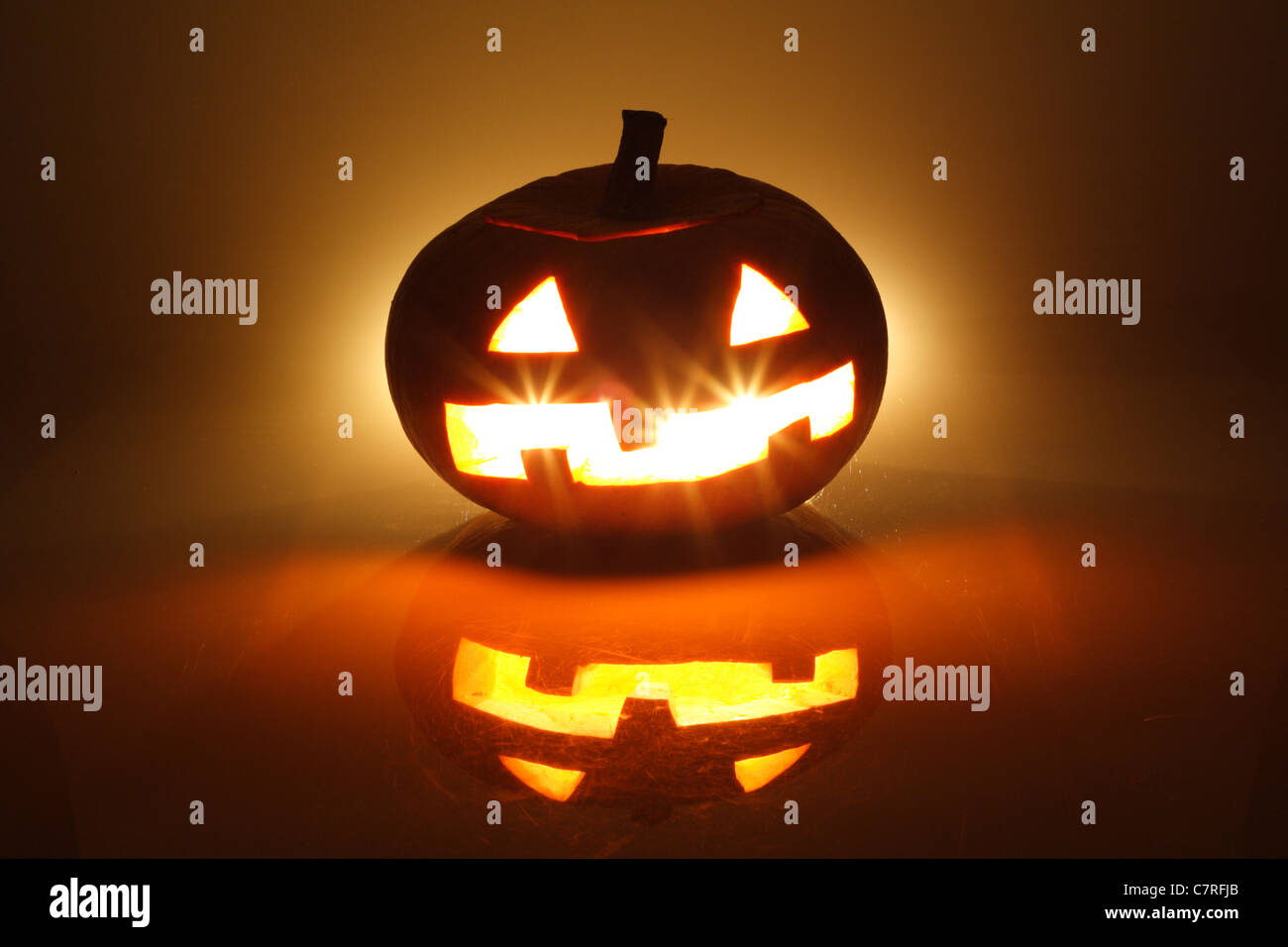 Zucca di Halloween,lampion sul illuminata sullo sfondo Foto Stock