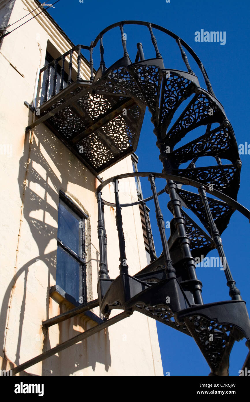 Una scala a chiocciola in ghisa si inerpica sul lato della torre sud a Aldeburgh, Suffolk, Regno Unito. Foto Stock