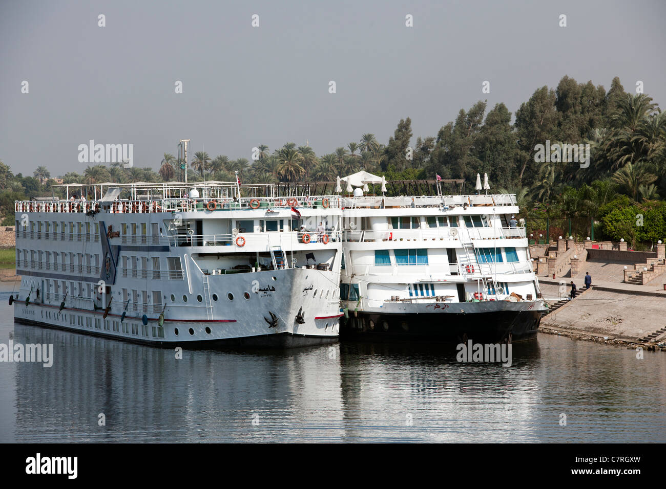 Crociera sul Nilo barche ormeggiate sul lungomare, Luxor, Egitto. Foto Stock