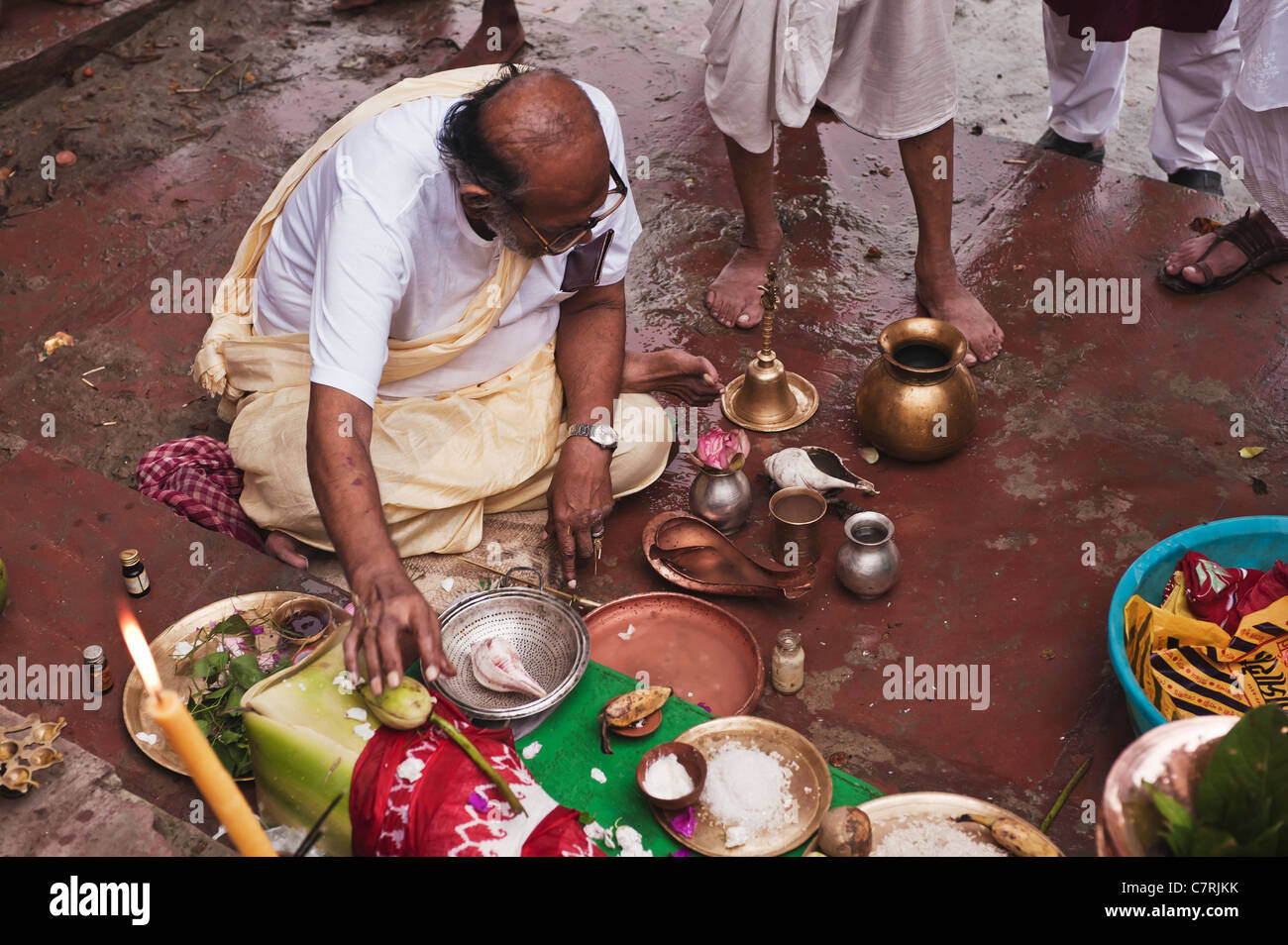 Durga cerimonia di culto con utensili di patrimonio,le pratiche rituali. Foto Stock